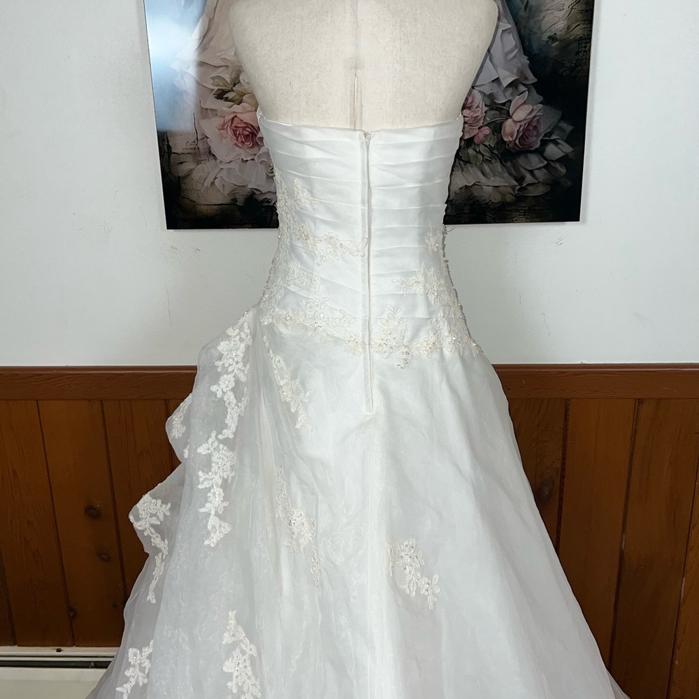 Pronovias Elegant White Strapless Wedding Dress - Picture 7 of 9